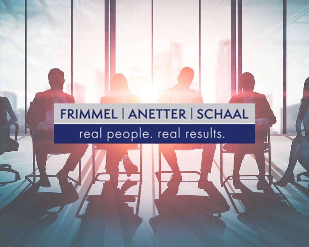 Firmenlogo "Frimmel Anetter Schaal" mit einem Meeting-Raum im Hintergrund.